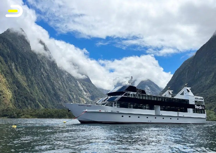 RealNZ Milford Sound Sovereign Cruise and Coach ex Queenstown 米尔福德峡湾君王号巡游（皇后镇大巴往返）